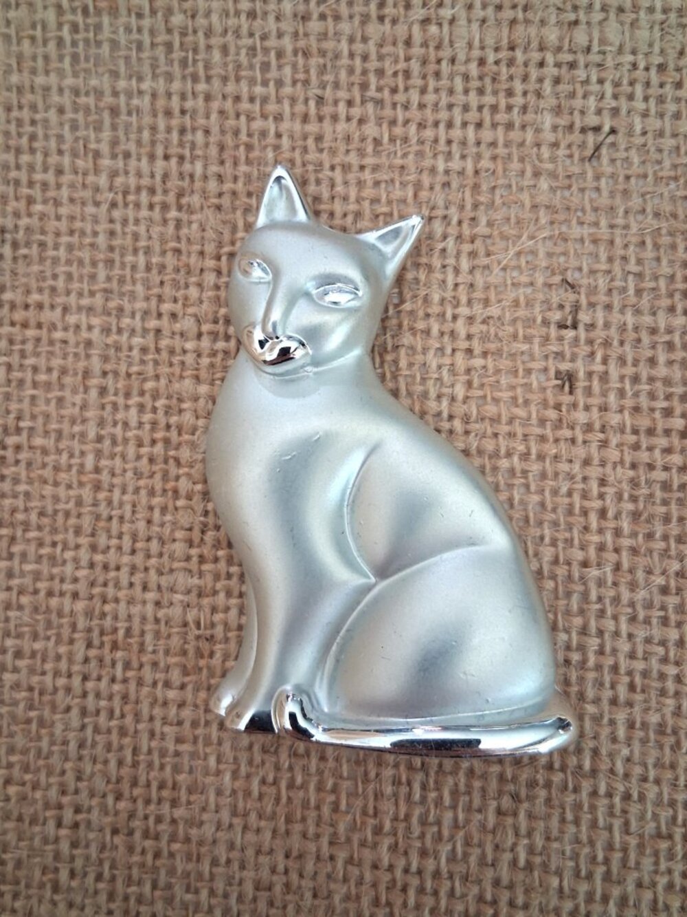 Vintage 1980s Silver Tone Sitting Cat Brooch Pin